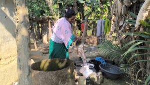 অনিরাপদ কুয়ার পানি খাওয়ার জন্য সংগ্রহ করছেন ত্রিপুরা নারী 