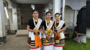 লাই হারাওবা অনুষ্ঠানে নৃত্য শিল্পী 